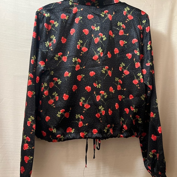 ⚫️ BOGO Revamped Black and Red Floral Blouse Cropped Long Sleeve Size XS - Picture 8 of 9